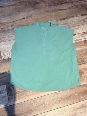 Figs Women's Rafaella scrub top in jade.